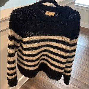 Sezane sweater PULL CHUCK
COLOR : RAYURES MARINE/ÉCRU size small